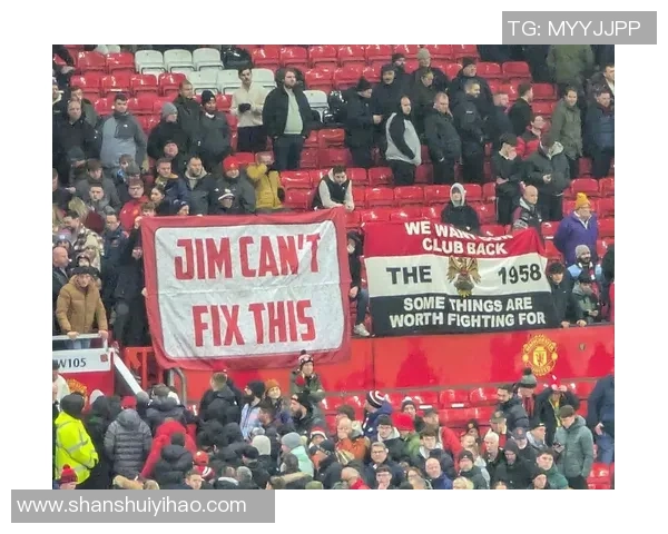 足总杯激战曼联险胜巴萨红牌争议引发全场热议与欢呼